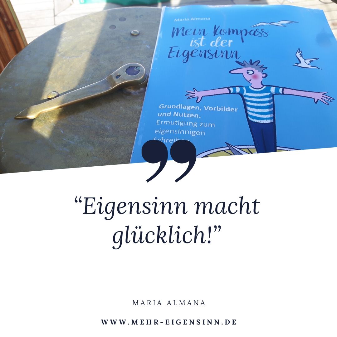 Selbstzitat der Buchhebamme: Eigensinn macht glücklilch. Schrift und Foto von "Mein Kompass ist der Eigensinn", auf einem Schiffskompass aus Messing fotografiert.